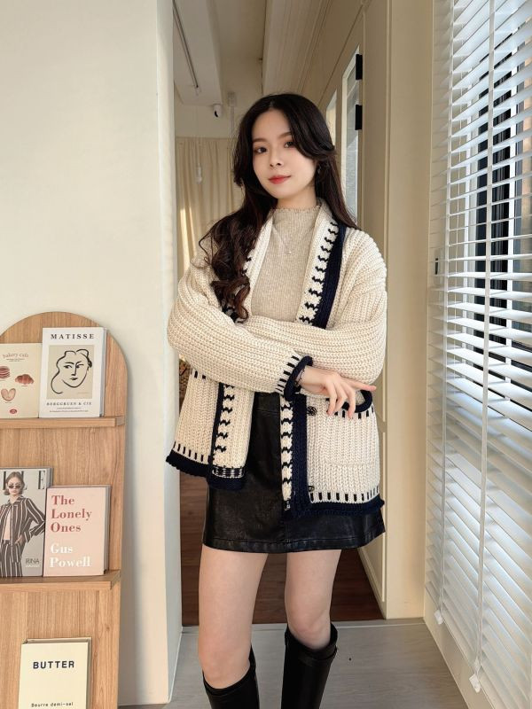 WQB26 小香風線條長版勾針織外套 