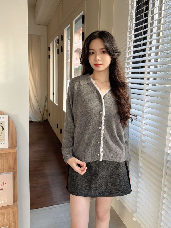 WQA58 蕾絲邊針珠釦毛料針織衫 