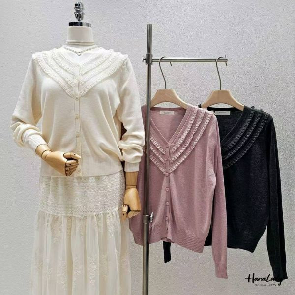 WTA46 蕾絲三角領排釦針織衫 