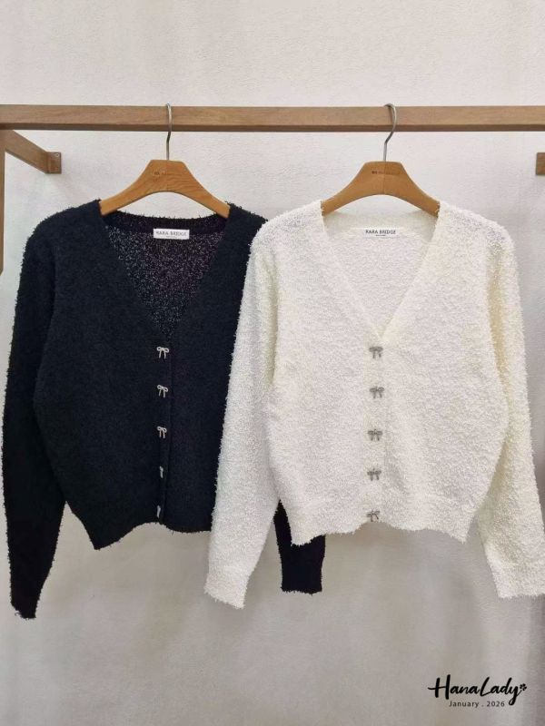 LEA54 毛毛蝴蝶結釦針織上衣 