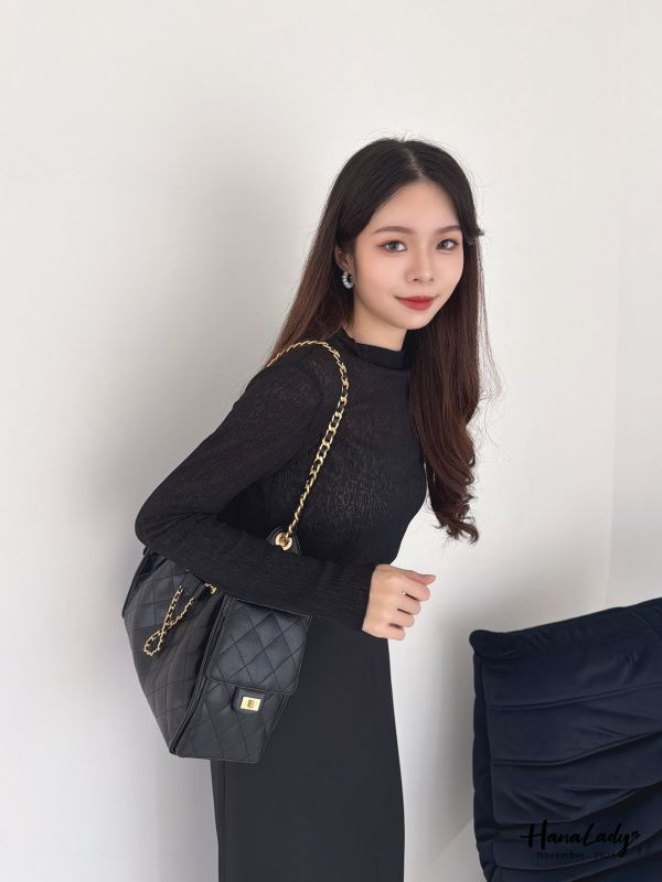 WJA61 透膚壓紋純色波浪邊上衣 