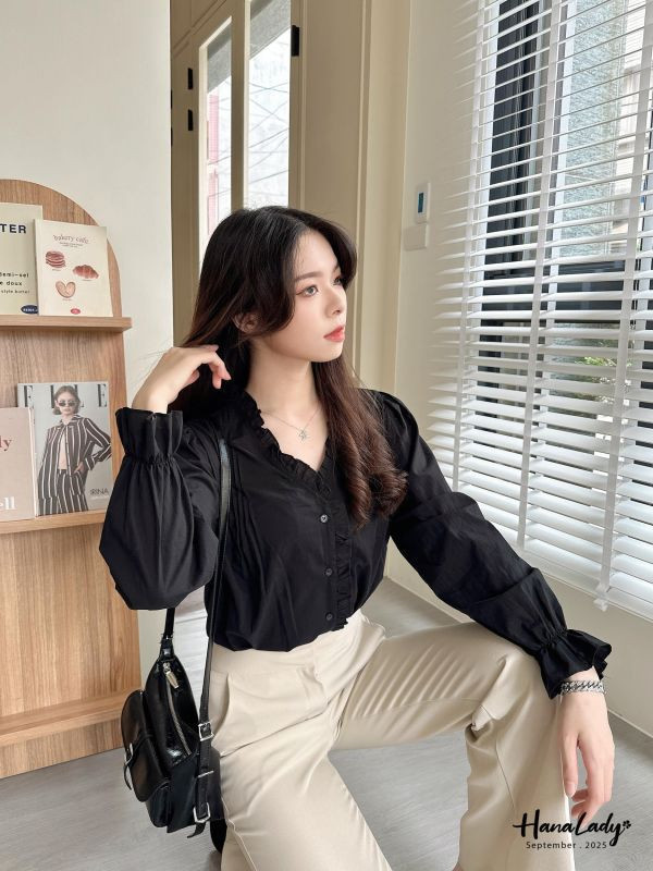 WKA42 荷葉波浪領排釦衫 