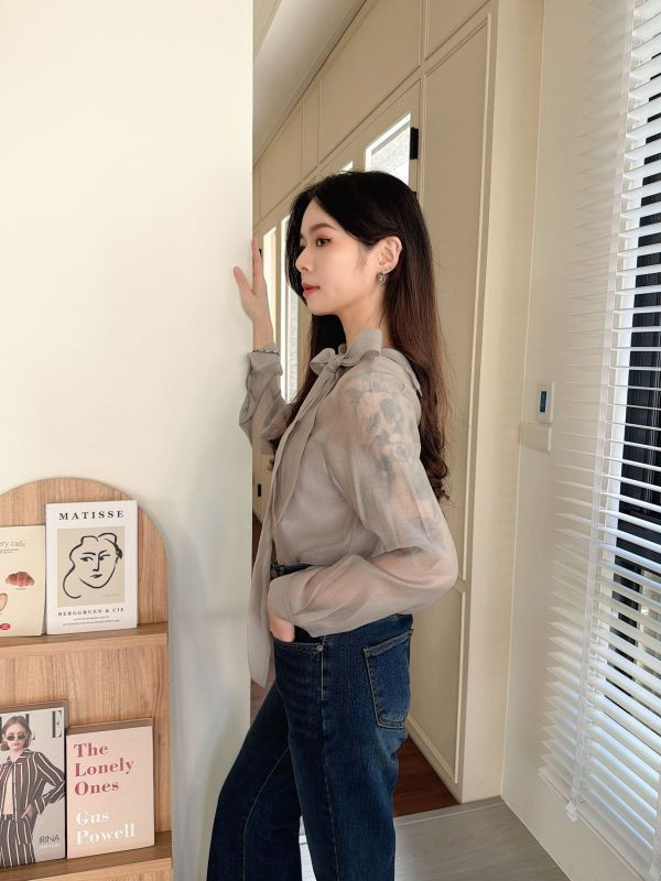 WQB20 氣質透袖領壓紋綁帶衫 