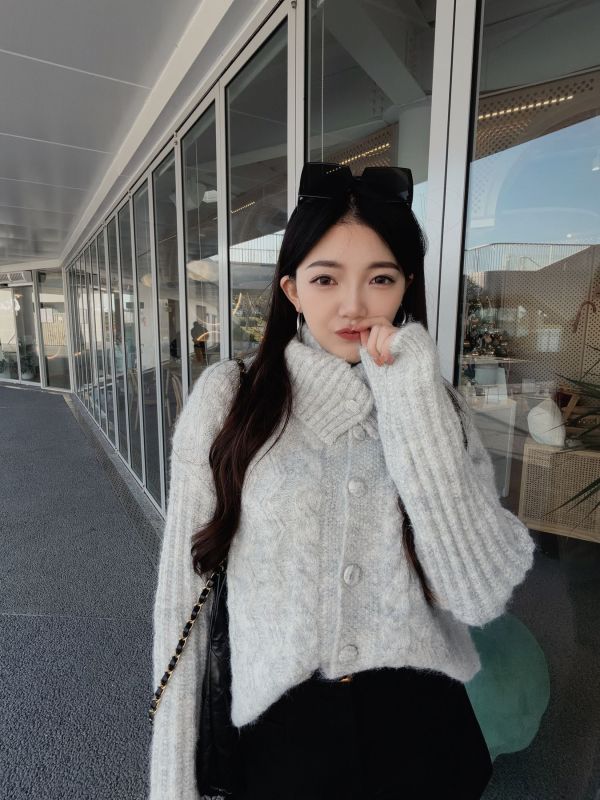 WQB22 設計感麻花波浪紋針織上衣 