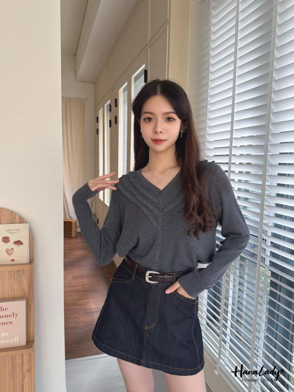 WTA46 蕾絲三角領排釦針織衫 