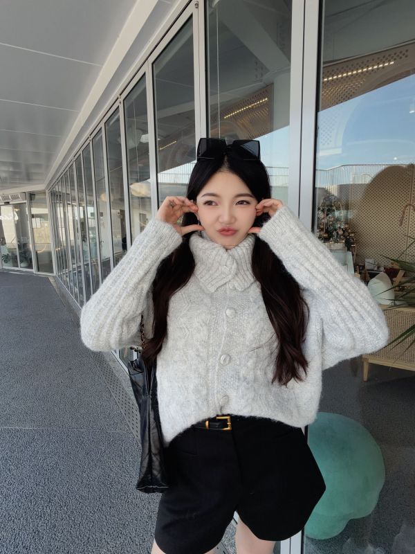 WQB22 設計感麻花波浪紋針織上衣 