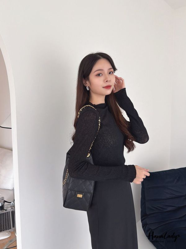 WJA61 透膚壓紋純色波浪邊上衣 