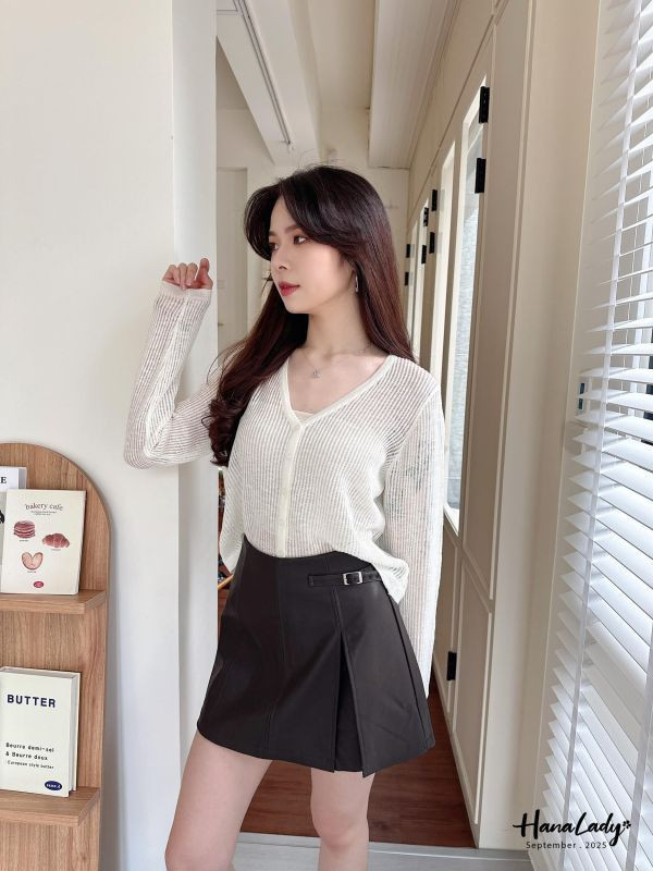 WKA02 線條簍空細排釦針織上衣 