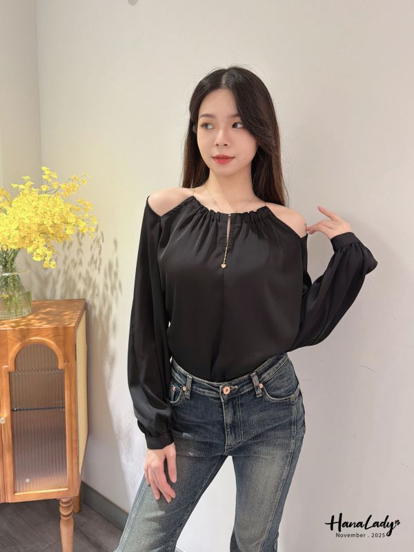 WJA56 金鍊簍空肩設計緞面上衣 