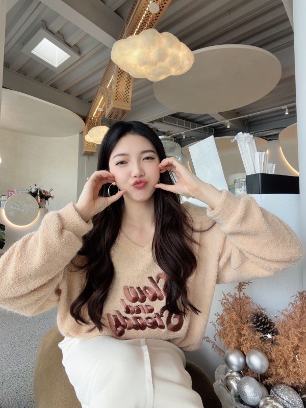 WQA34 刺繡字母V領針織上衣 