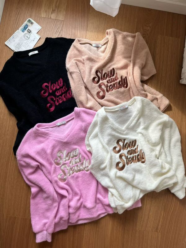 WQA34 刺繡字母V領針織上衣 