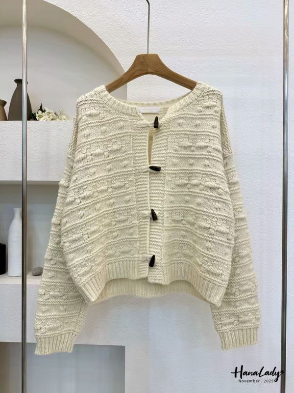 WJA79 精緻木紋牛角釦針織外 