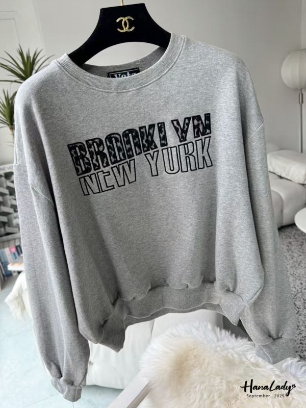 WKA29 刺繡豹紋字母大學T 