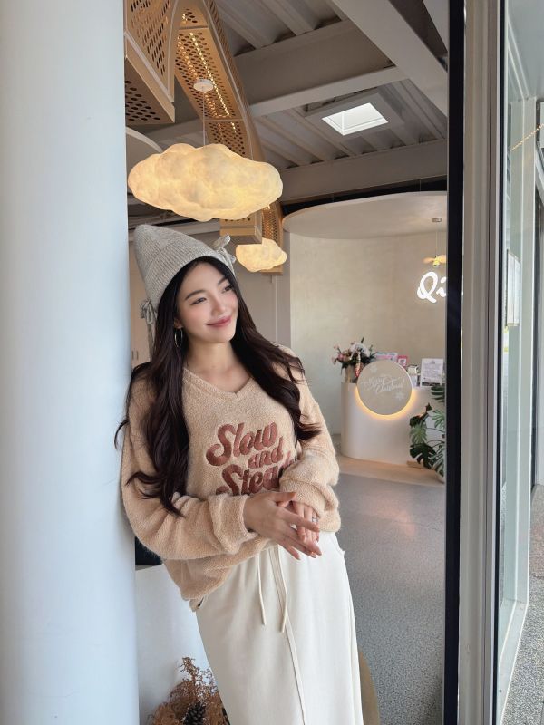 WQA34 刺繡字母V領針織上衣 