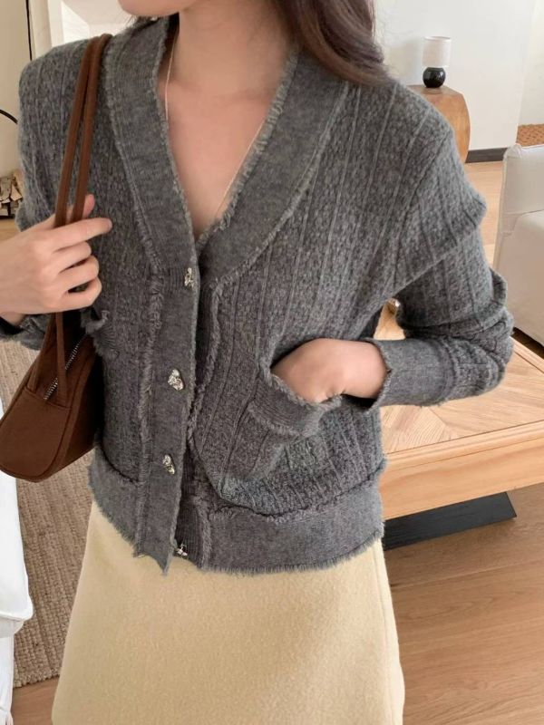 WQB25 愛心釦毛鬚邊針織上衣 