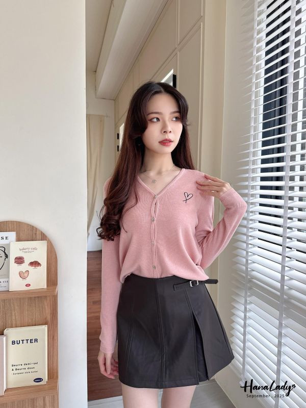 WKA61 刺繡愛心薄針織排釦上衣 