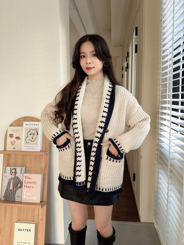 WQB26 小香風線條長版勾針織外套 