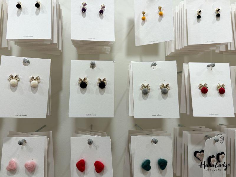 FQB43 小毛球蝴蝶結耳環 