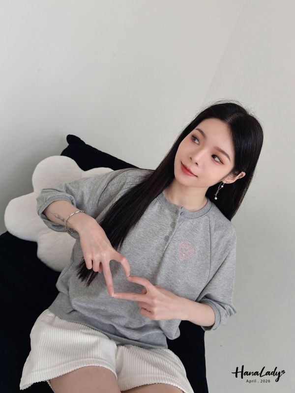 LFA88 學院風三釦刺繡愛心上衣 