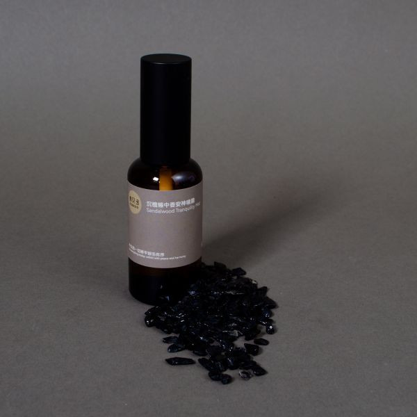 沉檀帳中香安神噴霧 Sandalwood Tranquility Guardian Mist l 居家安神 驅散濁氣 靜心冥想 出行防護  l  黑碧璽水晶與午時水的結合 l 專注於安定心神與空間守護 弗貝多, 沉檀安神噴霧, 黑碧璽, 能量屏障, 安神噴霧, 睡眠噴霧, 午時水, 能量保護, 深層安神, 精油噴霧
