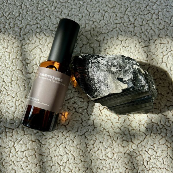 沉檀帳中香安神噴霧 Sandalwood Tranquility Guardian Mist l 居家安神 驅散濁氣 靜心冥想 出行防護  l  黑碧璽水晶與午時水的結合 l 專注於安定心神與空間守護 弗貝多, 沉檀安神噴霧, 黑碧璽, 能量屏障, 安神噴霧, 睡眠噴霧, 午時水, 能量保護, 深層安神, 精油噴霧