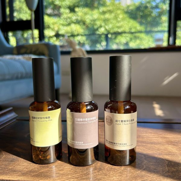 沉檀帳中香安神噴霧 Sandalwood Tranquility Guardian Mist l 居家安神 驅散濁氣 靜心冥想 出行防護  l  黑碧璽水晶與午時水的結合 l 專注於安定心神與空間守護 弗貝多, 沉檀安神噴霧, 黑碧璽, 能量屏障, 安神噴霧, 睡眠噴霧, 午時水, 能量保護, 深層安神, 精油噴霧