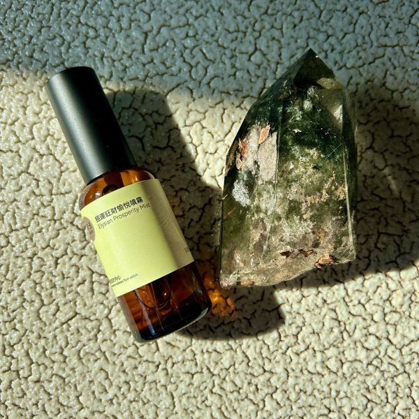 【弗貝多】招運旺財愉悅噴霧 Elysian Prosperity Mist l 提升財運 增強人際關係 淨化負能量  l  綠幽靈水晶與午時水的結合  l  注入愉悅的正能量招運旺財  |  蘇健霖茶人工藝師 招運旺財噴霧, 綠幽靈水晶, 午時水, 招財能量, 提升財運, 增強磁場, 自信提升, 事業運, 開運噴霧, 豐盛生活, 黃財神節氣