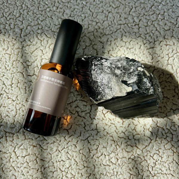 【弗貝多】沉檀帳中香安神噴霧 Sandalwood Tranquility Guardian Mist l 居家安神 驅散濁氣 靜心冥想 出行防護  l  黑碧璽水晶與午時水的結合 l 專注於安定心神與空間守護  l  阿彌陀佛聖誕日 弗貝多, 沉檀安神噴霧, 黑碧璽, 能量屏障, 安神噴霧, 睡眠噴霧, 午時水, 能量保護, 深層安神, 精油噴霧