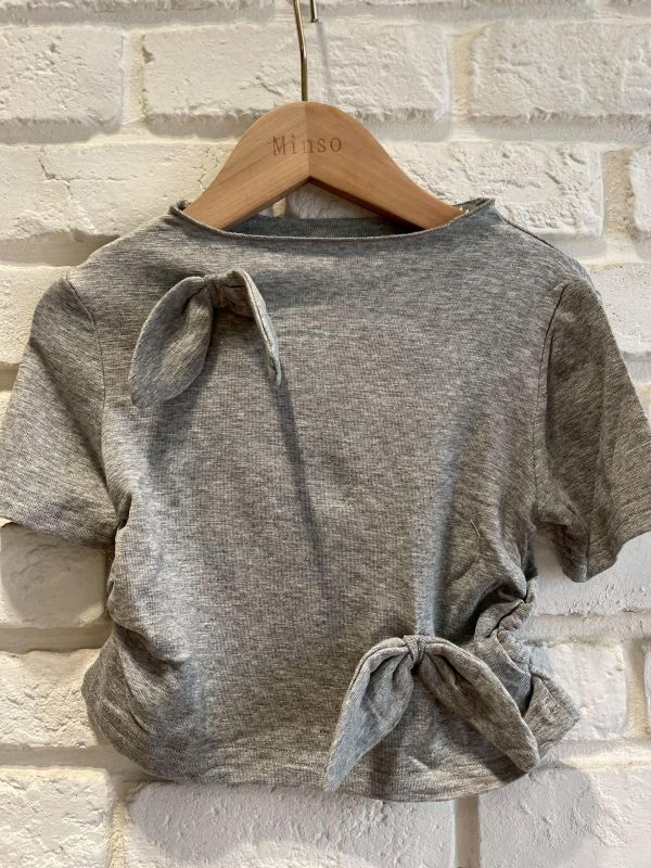 26075-1現貨夏款女童灰色不對稱設計感蝴蝶結短版上衣尺寸80-120 