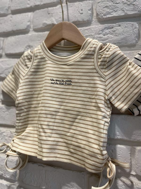 26083-1現貨夏款女童咖條紋短版設計感抽繩上衣尺寸80-120 