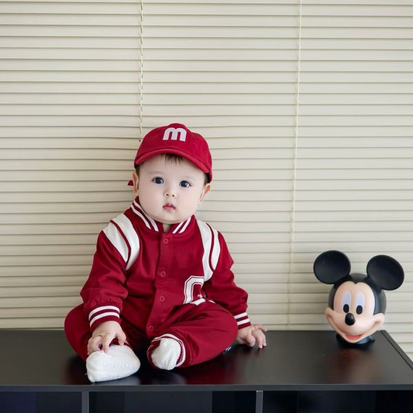 預購秋款男女寶字母連身衣尺寸73-100 偏大半碼 