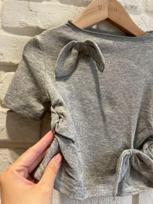 26075-1現貨夏款女童灰色不對稱設計感蝴蝶結短版上衣尺寸80-120 