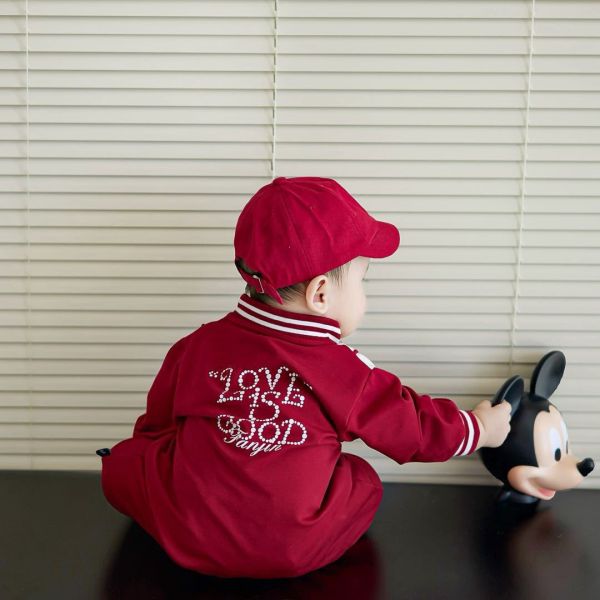 預購秋款男女寶字母連身衣尺寸73-100 偏大半碼 