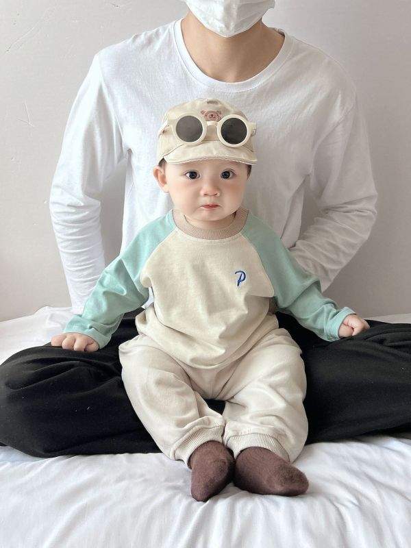 預購秋款男女童字母拼色拼接上衣尺寸73-110 