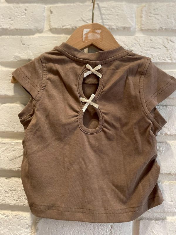 26185-2現貨夏款女童字母設計感咖色蝴蝶結露背上衣尺寸80-120 