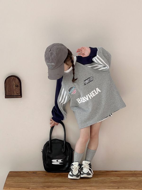 預購春款女童字母休閒撞色上衣尺寸90-140 