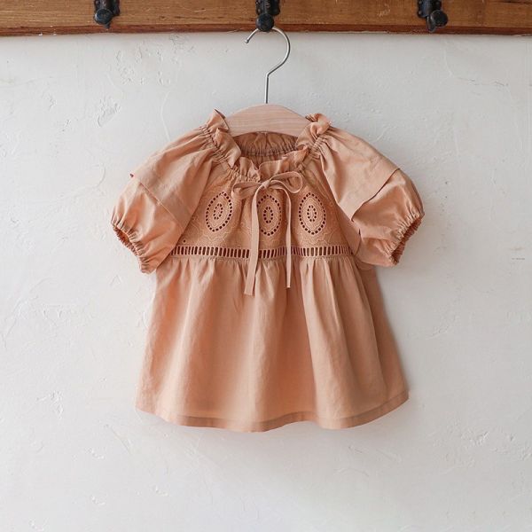 【預購】夏款-女童甜美設計款刺繡鏤空娃娃衫 