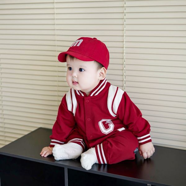 預購秋款男女寶字母連身衣尺寸73-100 偏大半碼 