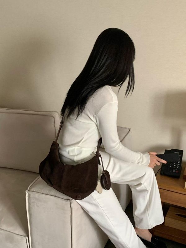 麂皮月亮包 