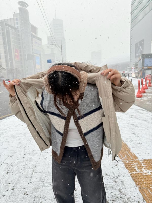 耐看撞色針織衫 