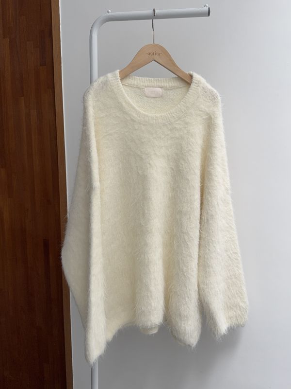 浪漫雪白毛毛衣 