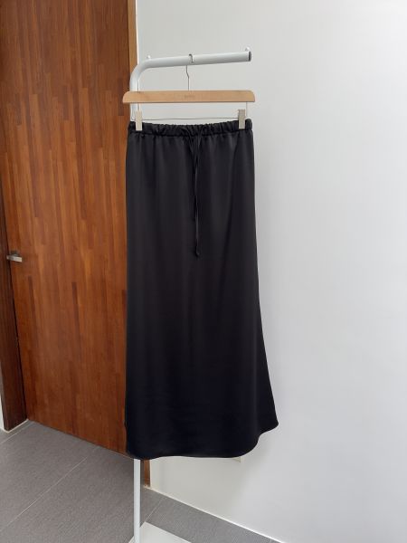 低調高級緞面黑長裙 