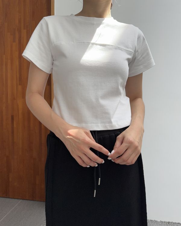 /現貨/小短版合身壓紋短t 