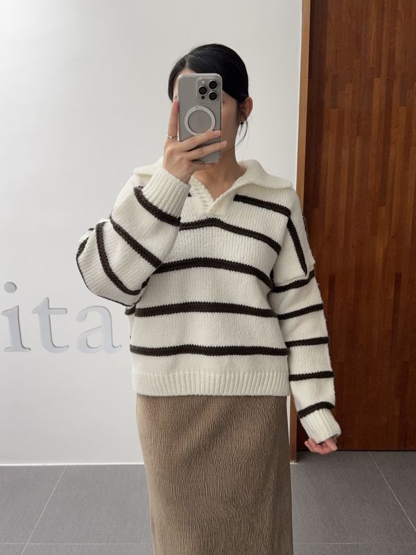 不挑人的翻領條紋針織衣 