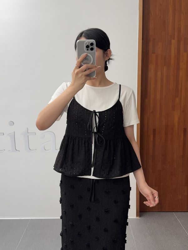 可愛雕花外搭小背心 