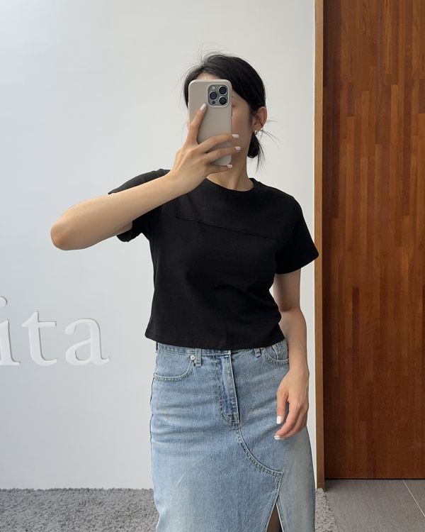 /現貨/小短版合身壓紋短t 