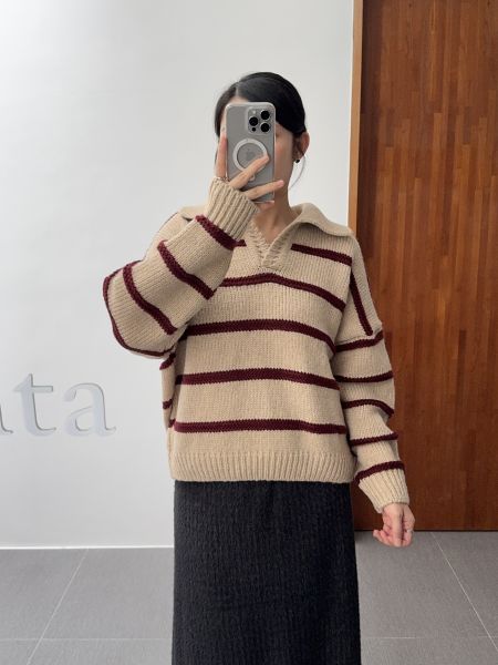 不挑人的翻領條紋針織衣 