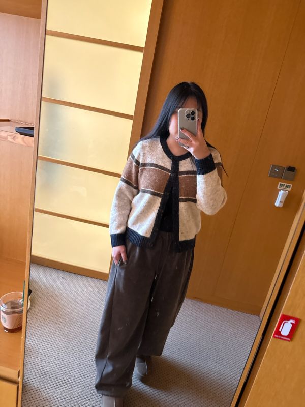 耐看撞色針織衫 