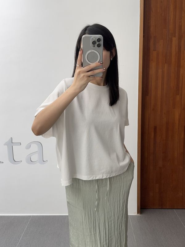 無肩線寬鬆小短版素T 