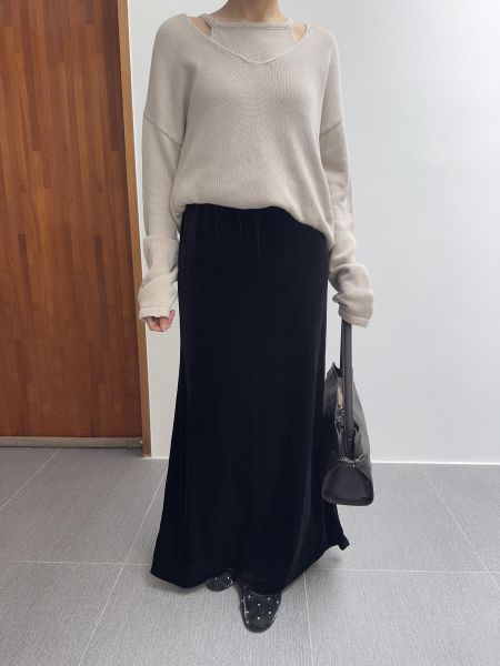 低調時髦黑絨面長裙 